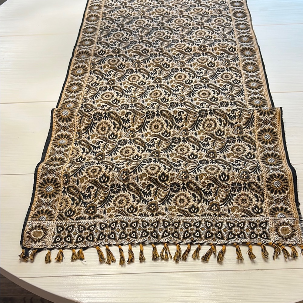 Table Runner Elegant Black and Gold - Picture 3 of 5